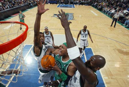 传记作者：莱万年少时常因身材自卑；他与渣叔的关系起初不好（传记作者称：莱万少年常为身材自卑，初期与克洛普关系紧张）