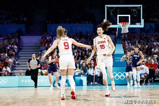 理性追星，新鹏城vs成都赛后有球迷跳下看台与韦世豪合影（理性追星！新鹏城战成都后有球迷翻越看台与韦世豪合影）