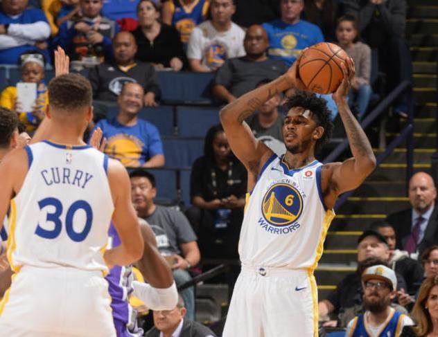 里夫斯：看到詹姆斯在场上全速奔跑，这会促使你跟上他的步伐（里夫斯：看见詹姆斯在场上全速冲刺，会让你也不自觉加速跟上）