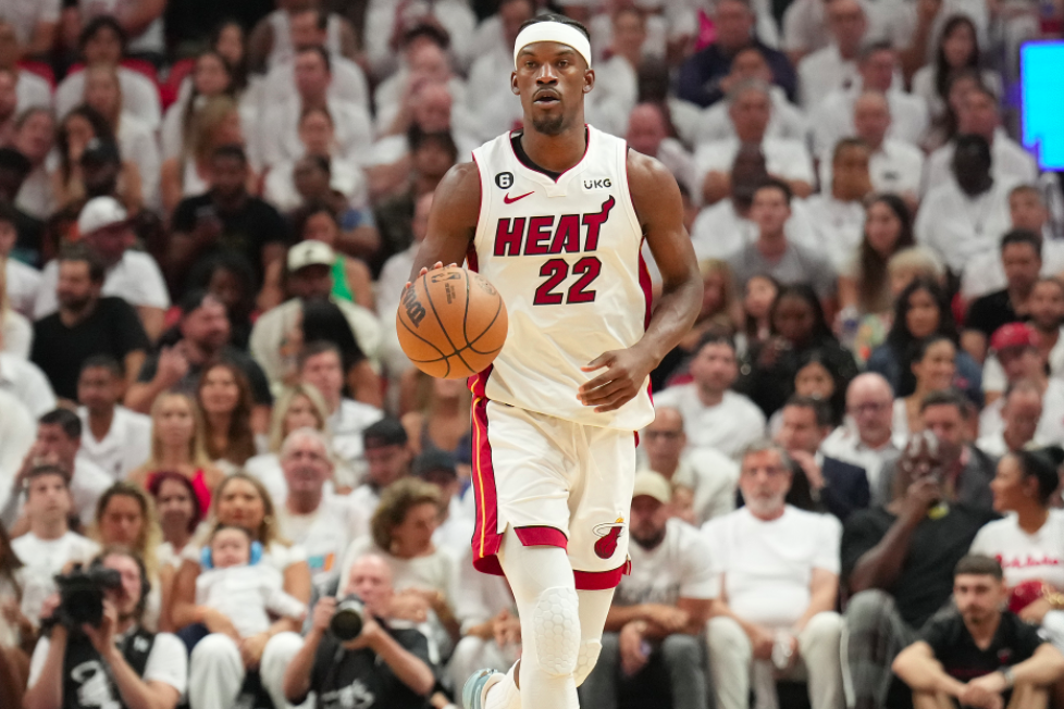 逆天，挪威甲门将点球大战一脚将摆好的球踢走以干扰对方（挪威甲门将在点球大战中踢走摆好的球干扰对手）