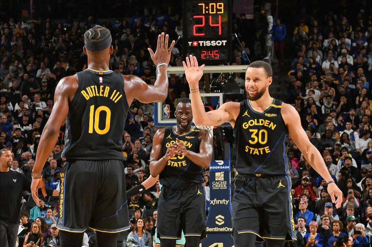 巴萨vs法兰克福首发：亚马尔、莱万出战，拉什福德替补（巴萨对法兰克福首发公布：亚马尔、莱万先发，拉什福德替补）