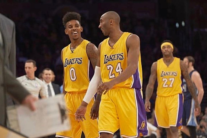 欧文突破防守造成杀伤球成功（欧文强突防线制造杀伤并得手）